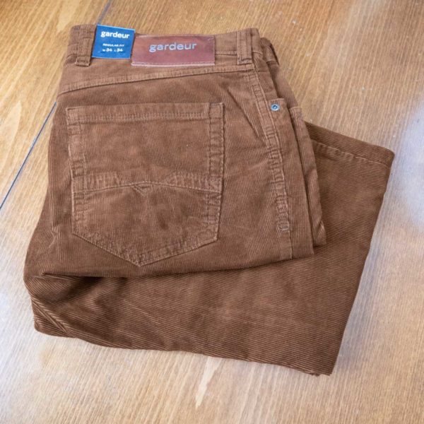 Gardeur brown cord trouser with traditional 5 pocket design.