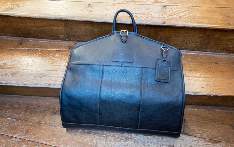 Ashwood leather suit bag in black luxurious leather.