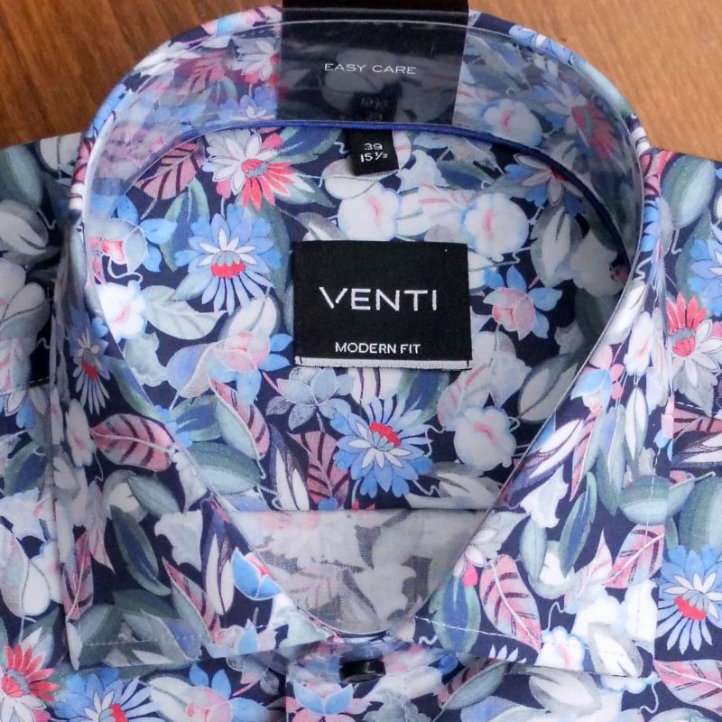 Venti shirt with blue and white flowers, red details on blue