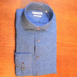 Giordano blue casual shirt highlighting red and green top button