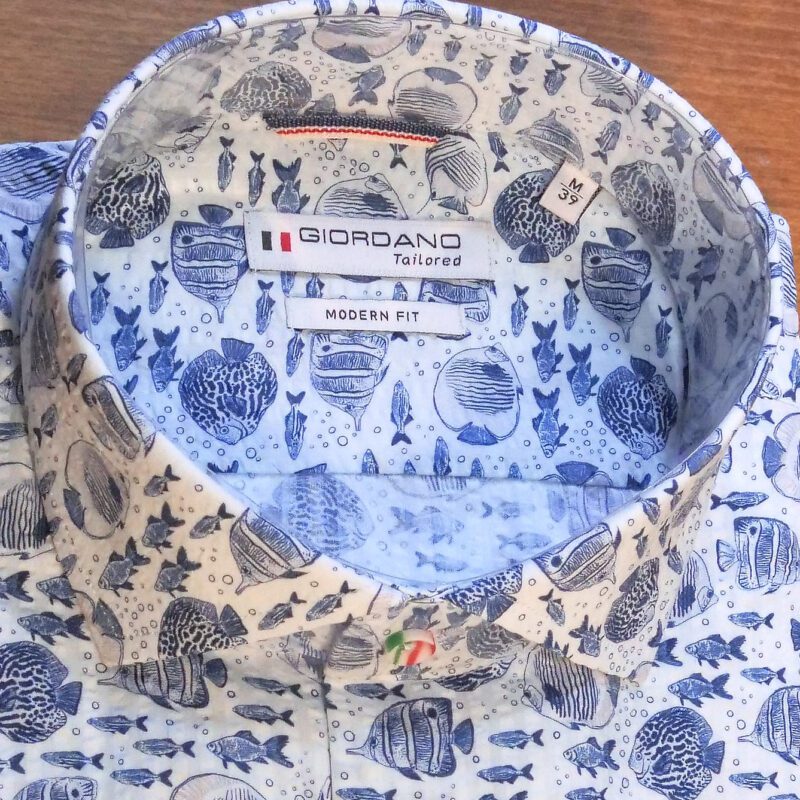 Giordano white shirt with small blue fish and bubbles